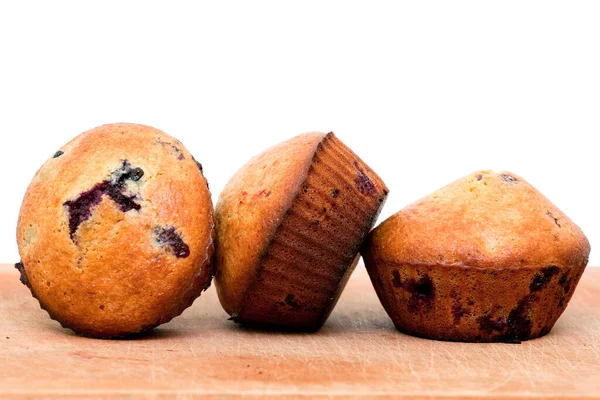 Muffins Con Bayas Aisladas Sobre Fondo Blanco — Foto de Stock