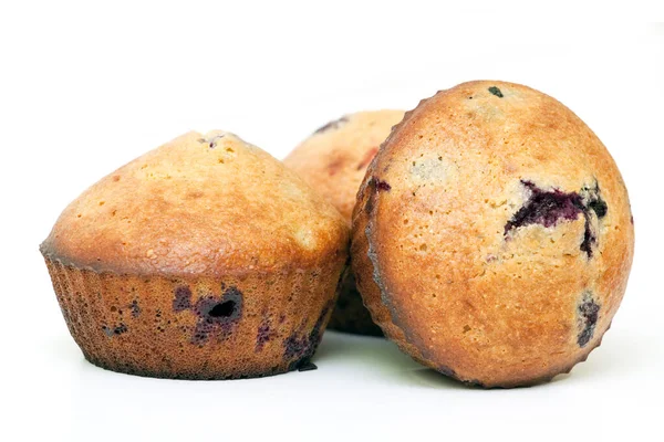 Muffins Con Bayas Aisladas Sobre Fondo Blanco —  Fotos de Stock