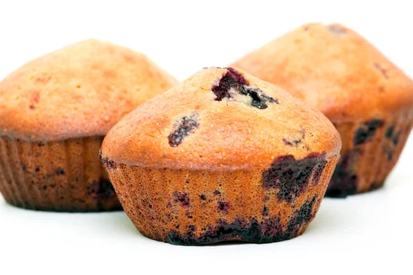 Muffins Con Bayas Aisladas Sobre Fondo Blanco —  Fotos de Stock