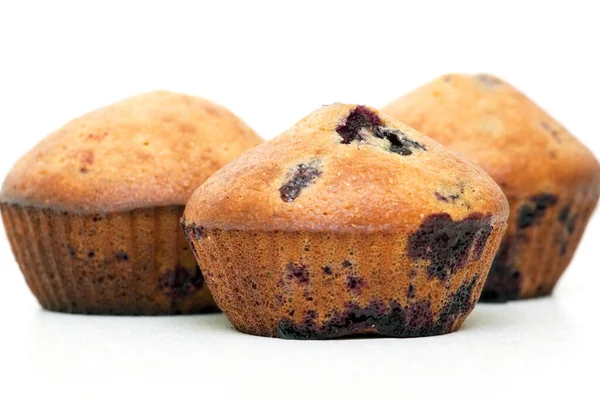 Muffins Mit Beeren Isoliert Auf Weißem Hintergrund — Stockfoto