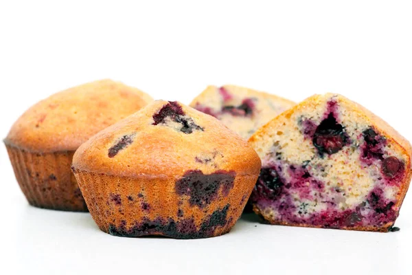 Muffin Con Bacche Isolate Fondo Bianco — Foto Stock