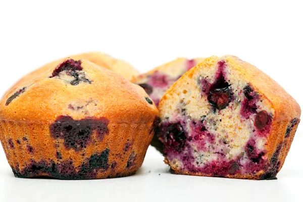 Muffins Mit Beeren Isoliert Auf Weißem Hintergrund — Stockfoto