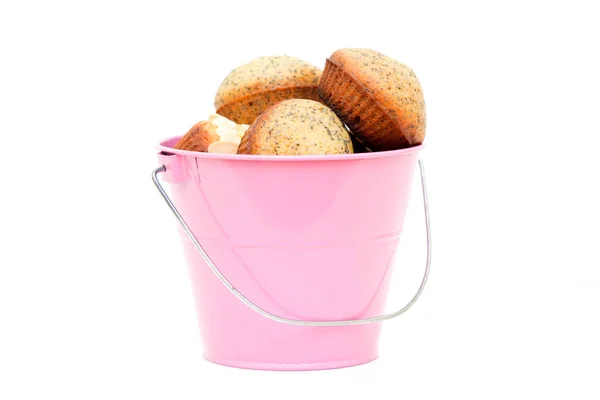 Muffins Einem Eimer Isoliert Auf Weißem Hintergrund — Stockfoto