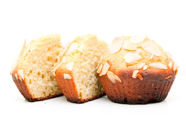 Muffins Met Amandelen Geïsoleerd Een Witte Achtergrond — Stockfoto