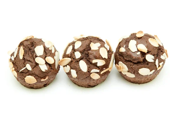 白い背景に隔離されたナッツ詰め物のチョコレートマフィン — ストック写真
