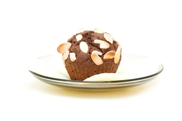 Chocolade Muffin Met Een Vulling Van Noten Geïsoleerd Een Witte — Stockfoto