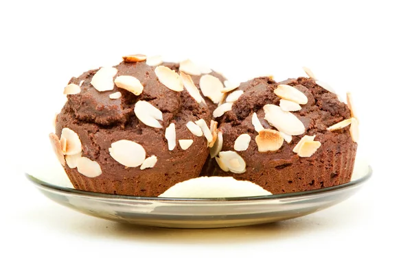 Chocolade Muffins Met Een Vulling Van Noten Geïsoleerd Een Witte — Stockfoto