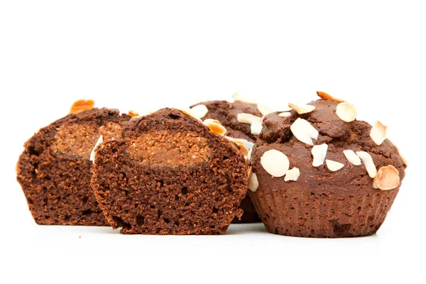 Beyaz Arka Planda Fındık Dolgulu Çikolatalı Kekler — Stok fotoğraf