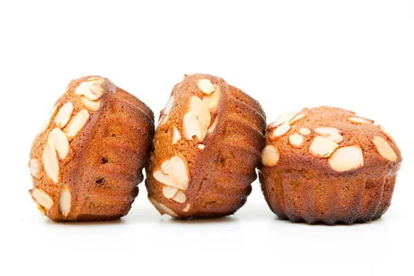 Mogyorós Muffin Fehér Alapon Izolált Mandulával — Stock Fotó
