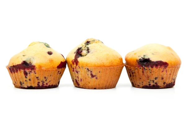 Muffins Mit Beeren Isoliert Auf Weißem Hintergrund — Stockfoto