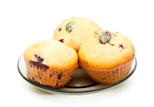 Muffins Con Bayas Aisladas Sobre Fondo Blanco — Foto de Stock