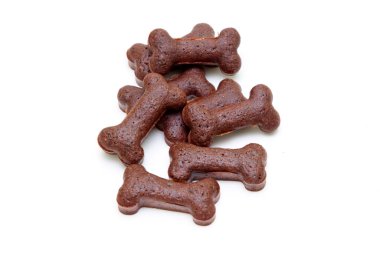 Beyaz arka planda izole edilmiş ev yapımı köpek bisküvileri.