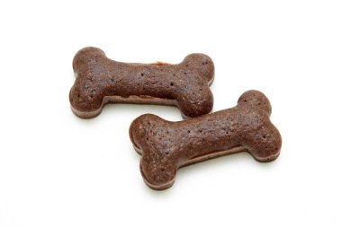 Beyaz arka planda izole edilmiş ev yapımı köpek bisküvileri.