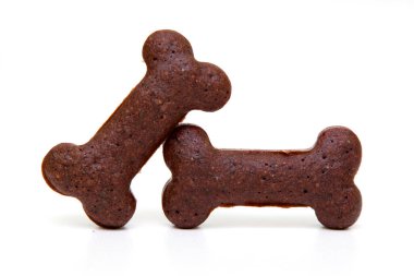 Beyaz arka planda izole edilmiş ev yapımı köpek bisküvileri.