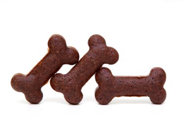 Beyaz arka planda izole edilmiş ev yapımı köpek bisküvileri.