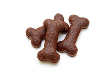 Beyaz arka planda izole edilmiş ev yapımı köpek bisküvileri.