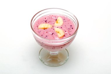 Beyaz arka plan üzerinde izole lezzetli tatlı