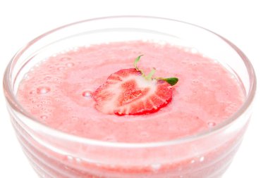 Beyaz arka plan üzerinde izole lezzetli tatlı