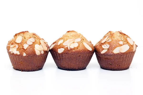 Muffins Met Amandelen Geïsoleerd Een Witte Achtergrond — Stockfoto