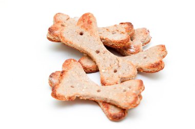 Beyaz arka planda izole edilmiş ev yapımı köpek bisküvileri.