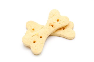 Beyaz arka planda izole edilmiş ev yapımı köpek bisküvileri.