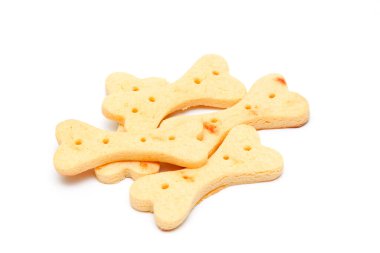 Beyaz arka planda izole edilmiş ev yapımı köpek bisküvileri.