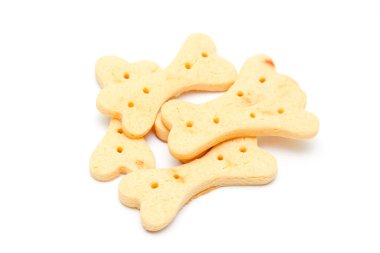 Beyaz arka planda izole edilmiş ev yapımı köpek bisküvileri.