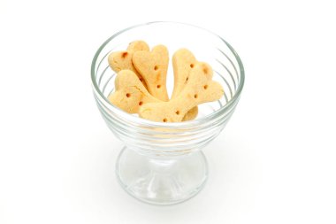 Beyaz arka planda izole edilmiş ev yapımı köpek bisküvileri.