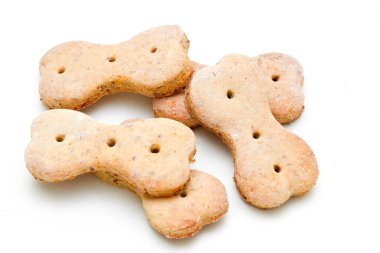 Beyaz arka planda izole edilmiş ev yapımı köpek bisküvileri.