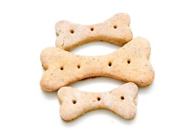 Beyaz arka planda izole edilmiş ev yapımı köpek bisküvileri.