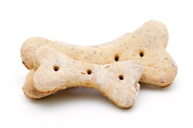 Beyaz arka planda izole edilmiş ev yapımı köpek bisküvileri.