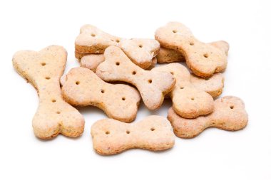 Beyaz arka planda izole edilmiş ev yapımı köpek bisküvileri.