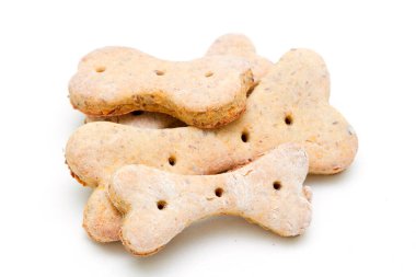 Beyaz arka planda izole edilmiş ev yapımı köpek bisküvileri.