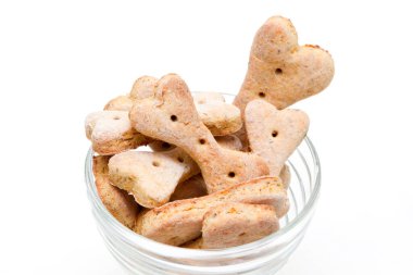 Beyaz arka planda izole edilmiş ev yapımı köpek bisküvileri.