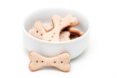 Beyaz arka planda izole edilmiş ev yapımı köpek bisküvileri.