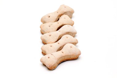 Beyaz arka planda izole edilmiş ev yapımı köpek bisküvileri.
