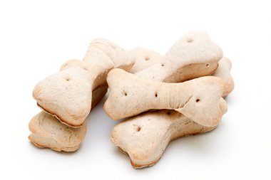 Beyaz arka planda izole edilmiş ev yapımı köpek bisküvileri.