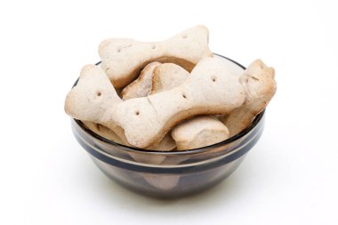 Beyaz arka planda izole edilmiş ev yapımı köpek bisküvileri.