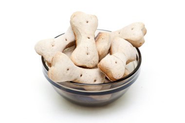 Beyaz arka planda izole edilmiş ev yapımı köpek bisküvileri.