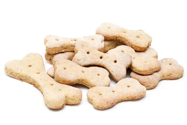Beyaz arka planda izole edilmiş ev yapımı köpek bisküvileri.