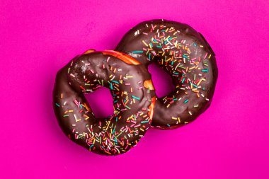 Çikolata ile lezzetli börekler.