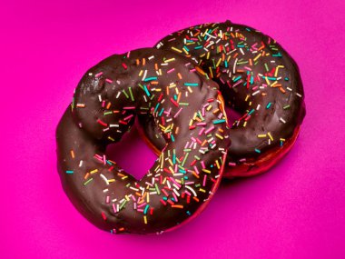 Çikolata ile lezzetli börekler.