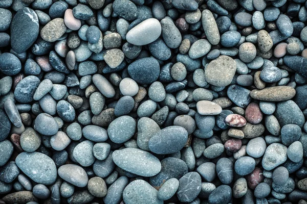 Släta stenar på stranden. — Stockfoto