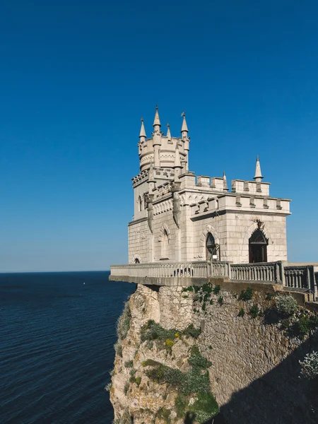 Bir uçurumun üzerinde eski kale.