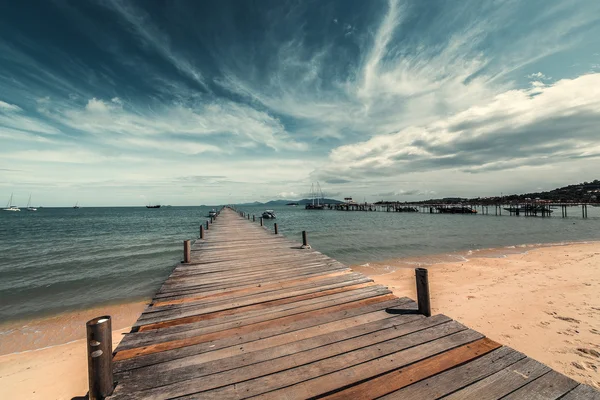 Muelle de madera en la orilla arenosa . — Foto de Stock