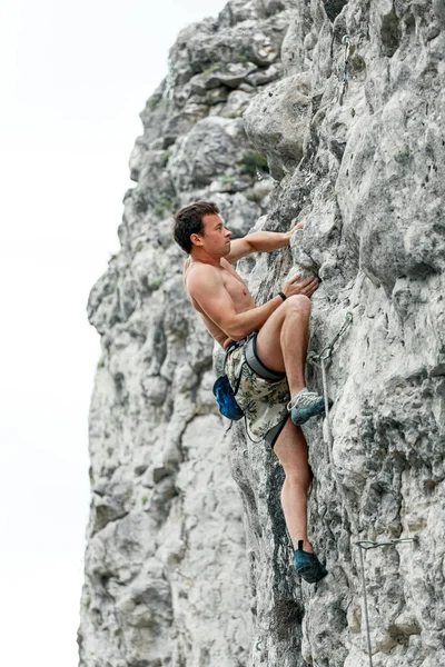 Alpinista Sobe Rocha — Fotografia de Stock