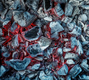 Doku közleri yakın çekim. Yangından sonraki közler.