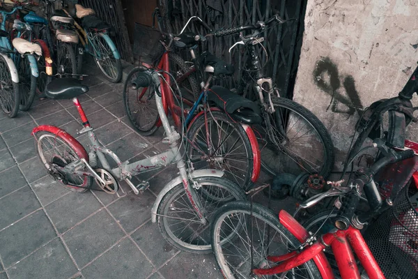 Várias Bicicletas Velhas Desgastadas Rua — Fotografia de Stock