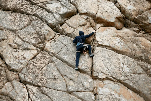 Der Bergsteiger Klettert Den Felsen Hinauf — Stockfoto