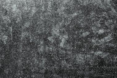 Gri bir metal yüzeye dokunarak.